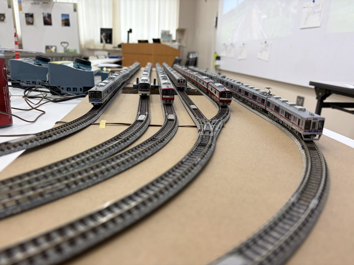sgurailway's tweet photo. 本日、江別キャンパスにて
光曜祭を開催しています
鉄道研究会は10:00～16:30まで
2階 B201教室にて
鉄道模型の展示走行
鉄道の資料と部品の展示を行います

たくさんのご来場をお待ちしております https://t.co/dHKsN2gmGc