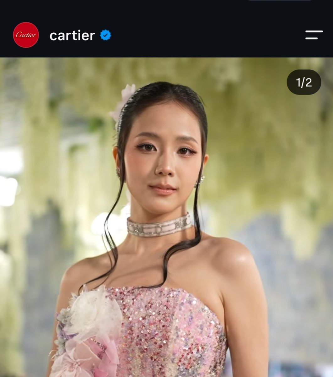 babprkyc's tweet photo. e é muito engraçado ela ser a queridinha das marcas pq em 2022 a dior e cartier literalmente disputavam pra ter ela como embaixadora

e aí esse ano ela fez a dior postar um colar da cartier e a cartier postar um vestido da dior, mesmo sendo marcas consideradas rivais kkkkkkk https://t.co/pdYVglxISi