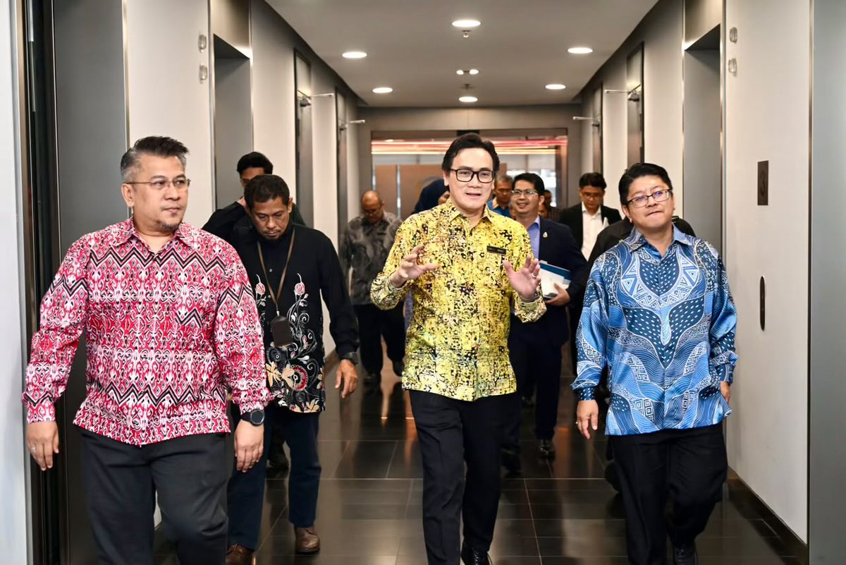 smecorp's tweet photo. SME Corp. Malaysia telah menerima kunjungan hormat daripada YB Datuk Ewon Benedick Timbalan Ketua Menteri Sabah III merangkap Menteri MINDET pada 1 Oktober 2026. Kunjungan ini disambut oleh YBrs. Encik Rizal bin Dato’ Nainy, Ketua Pegawai Eksekutif SME Corp. Malaysia. https://t.co/xFvV07mZq1