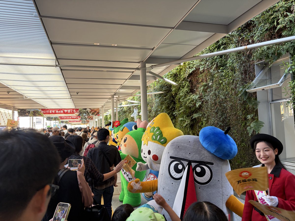 trainvokzal683's tweet photo. 新山口駅にゆるキャラ勢ぞろいwww
人混みヤバい😨 https://t.co/1VBu1PBAlX