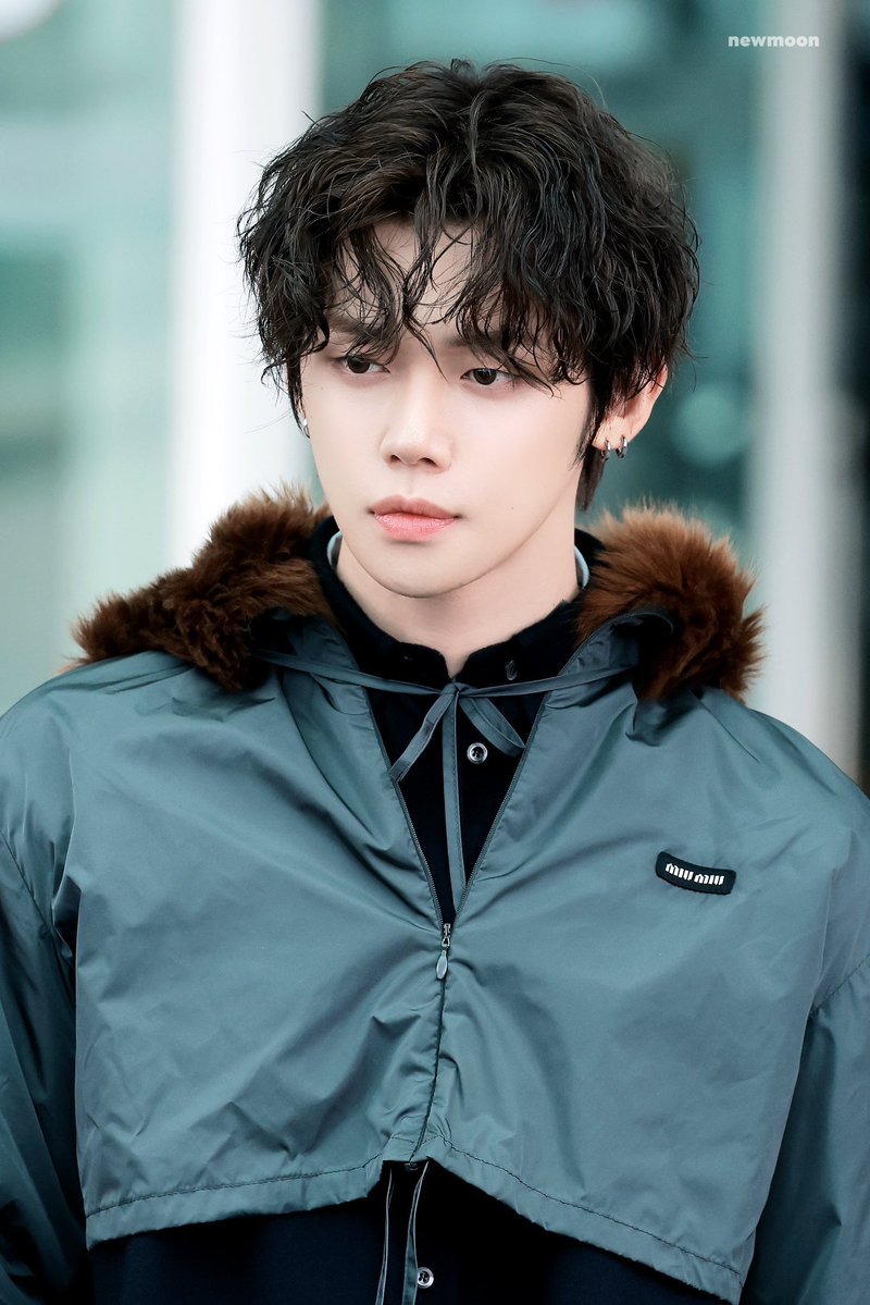 soobiesim's tweet photo. wdym the matching item for the windbreaker yeonjun is wearing is a skirt 🥀 https://t.co/TAH3BqSOcd