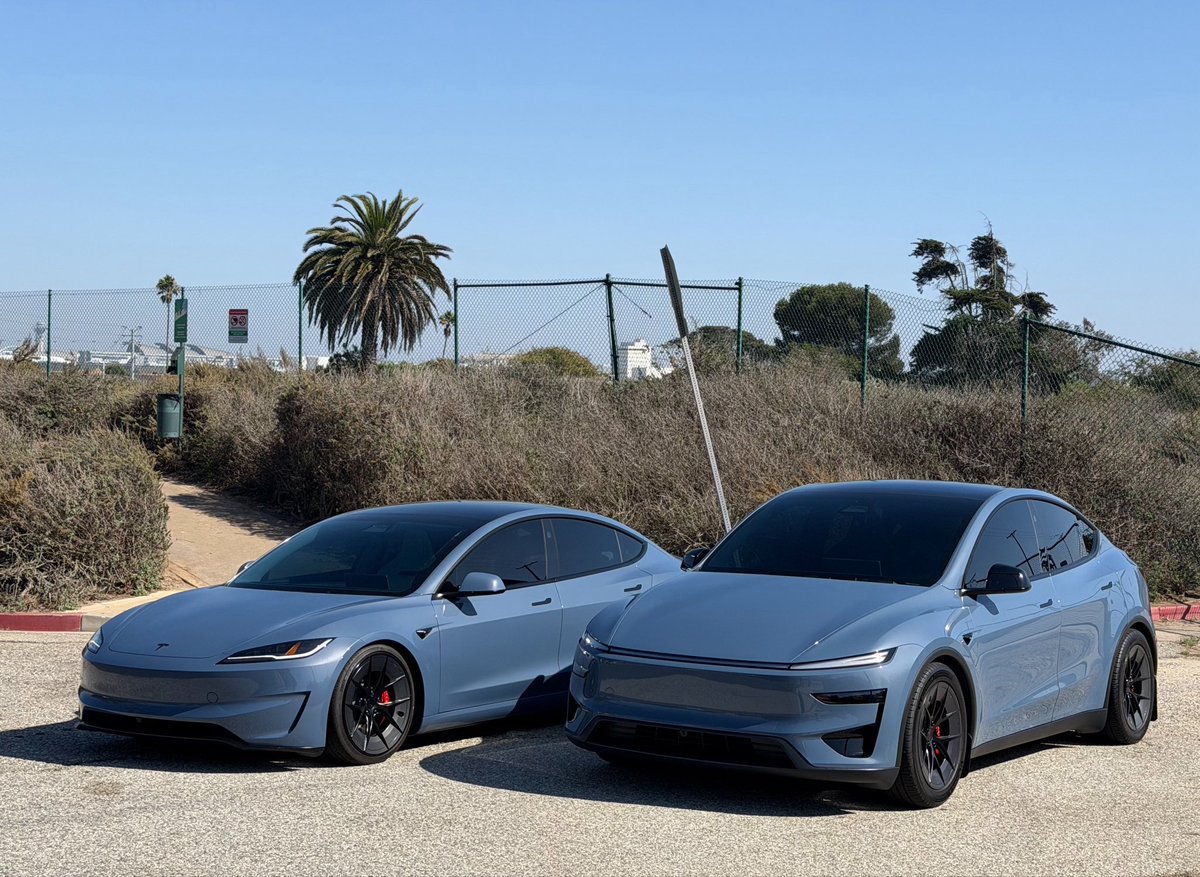 BLKMDL3's tweet photo. Double Frost Blue Performance Model 3 and Y look so good on @UnpluggedTesla RWs https://t.co/Y1nIlp5viQ