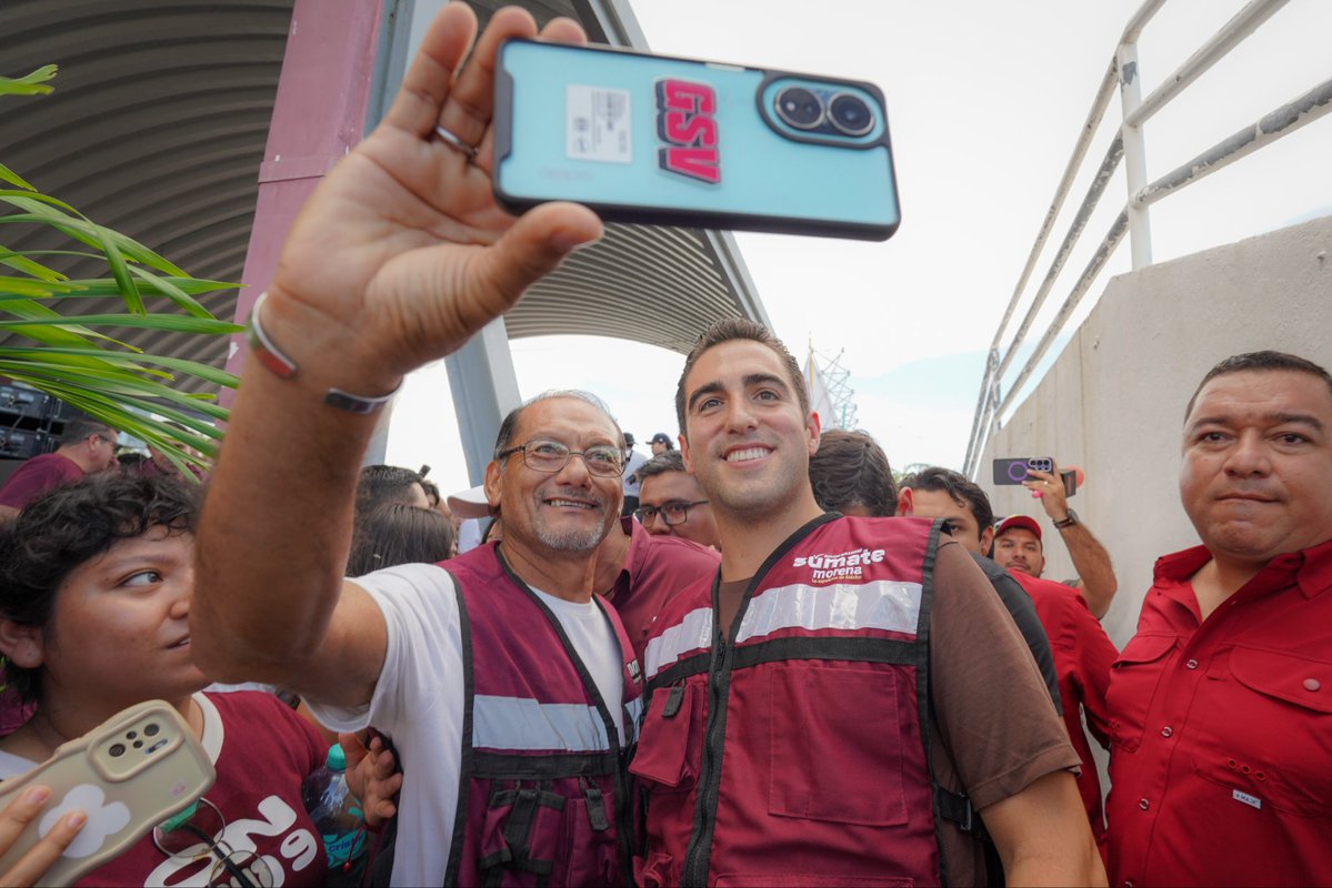 GinoSeguraV's tweet photo. Hace 15 años Morena nació como asociación civil, desde abajo, caminando y organizando. 

Hoy en Chetumal reconocí a nuestras fundadoras y fundadores, quienes construyeron esto desde la convicción. Y esa es también la fuerza de Morena: un movimiento que sabe renovarse sin olvidar de dónde viene.

Dirigido a la militancia de Morena
