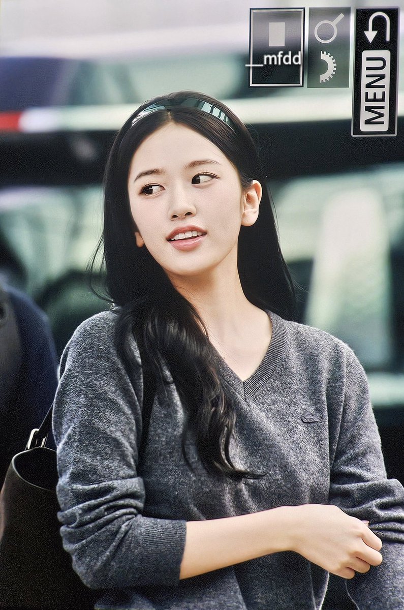 chartsive's tweet photo. [INFO] @IVEstarship #ANYUJIN looks riveting on her way to Paris Fashion Week for LACOSTE S/S 2027.

YUJIN VERS PARIS
#YUJINgoestoPFW
#LacosteSS27
#IVE #아이브 https://t.co/aghZEW7eDO