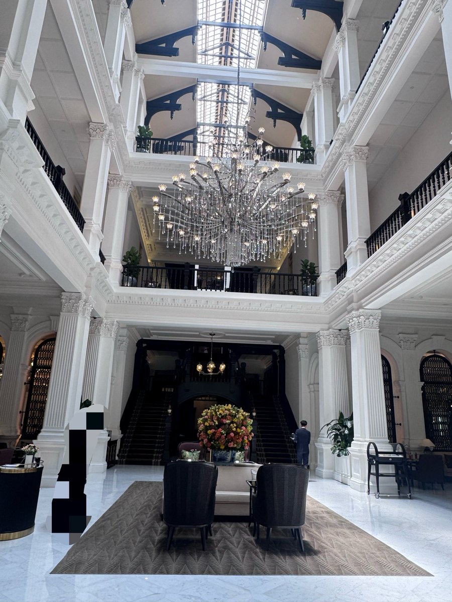 _iLYs1030's tweet photo. チームオフサイトで #Number_FiGURES と憧れたRaffles Hotelのアフヌンへ🫖✨❤️🩵💜旧イギリス風の建物で雰囲気素敵でした🥰オタクしているところ撮られちゃった😂 https://t.co/2IWTVJDyYC