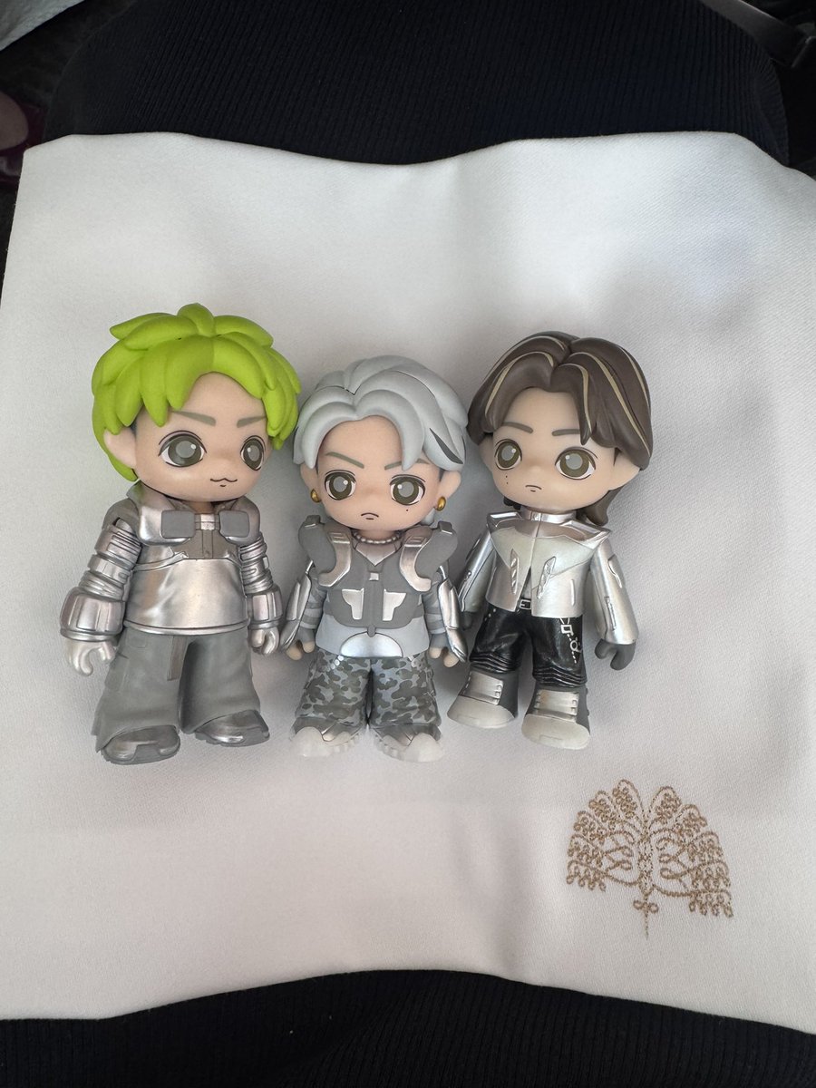 _iLYs1030's tweet photo. チームオフサイトで #Number_FiGURES と憧れたRaffles Hotelのアフヌンへ🫖✨❤️🩵💜旧イギリス風の建物で雰囲気素敵でした🥰オタクしているところ撮られちゃった😂 https://t.co/2IWTVJDyYC