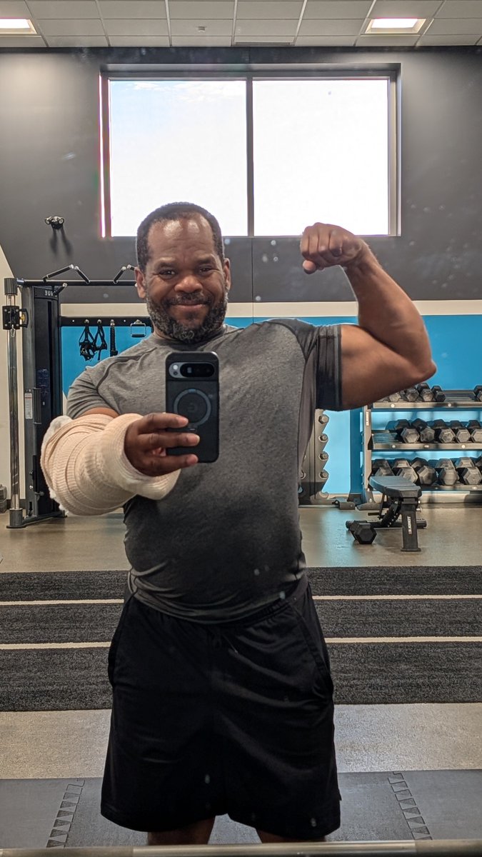 ShadowW3lch's tweet photo. Happy Flex Friday!! #FlexFriday https://t.co/X1q9uWevTu