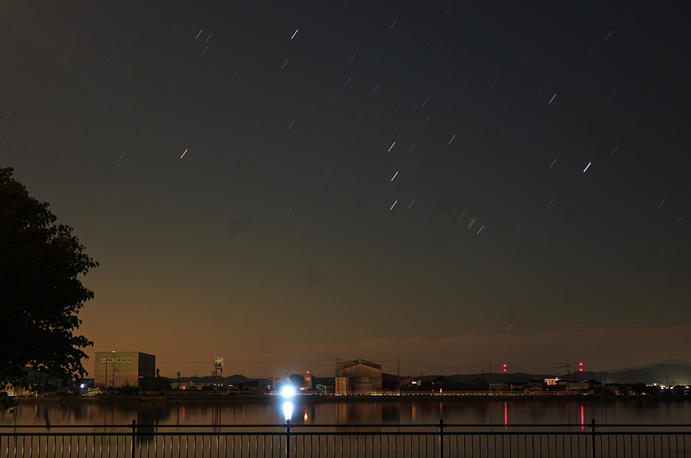 SAF05003's tweet photo. 昨晩久しぶりに近所で星見。PC忘れたので夜半まで話してました。帰宅した後玄関前で28センチで土星、65ミリで月を撮影。楽しかったです。 https://t.co/FDcd7Wu2CL