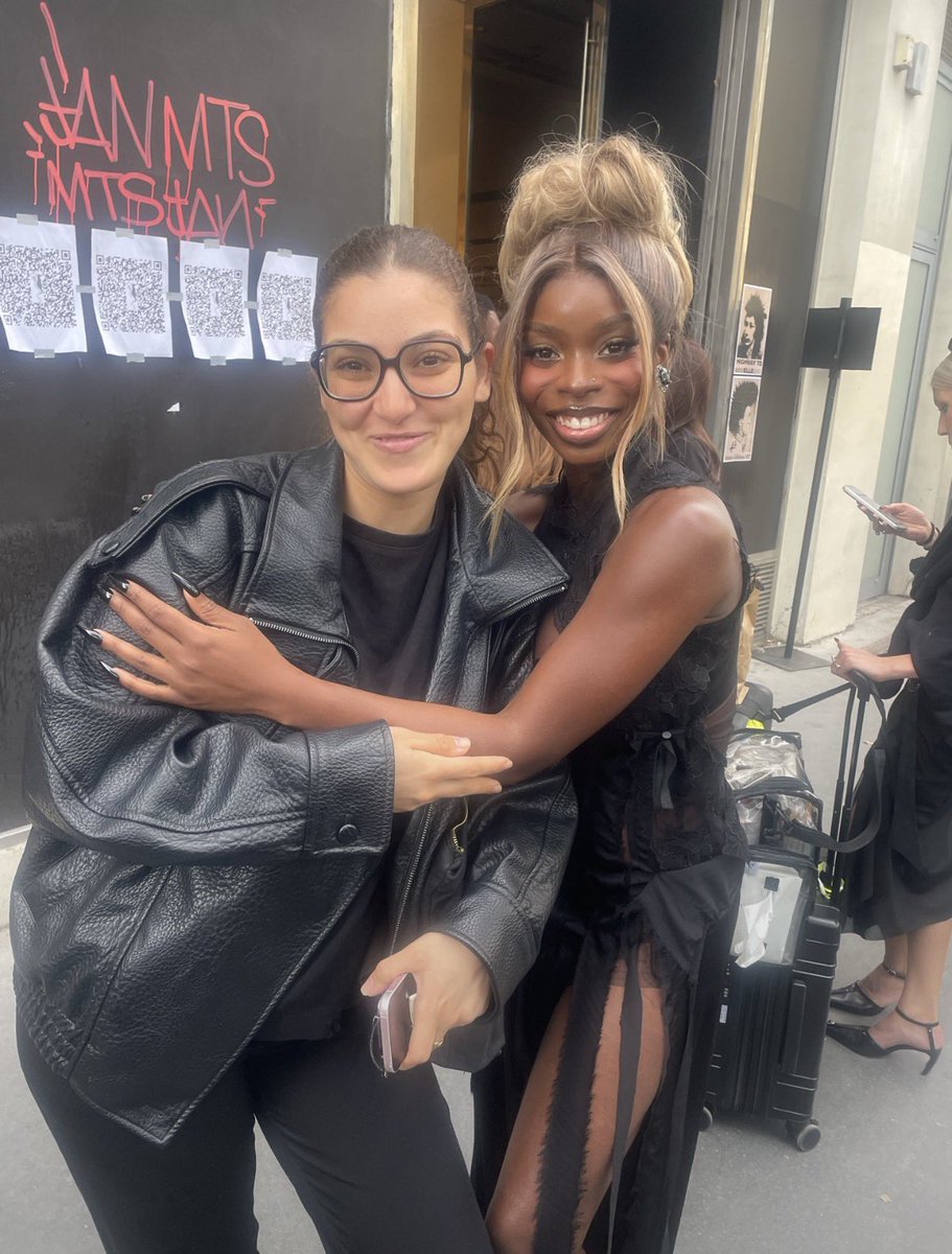 juanitamay1998's tweet photo. Paris Ola Dolls showing love to Olandria at the Ottolinger SS27 show via @frenchmeatdolls 

#OlandriaxOttolingerSS27 #OttolingerSS27 https://t.co/6KhLGgaAMF