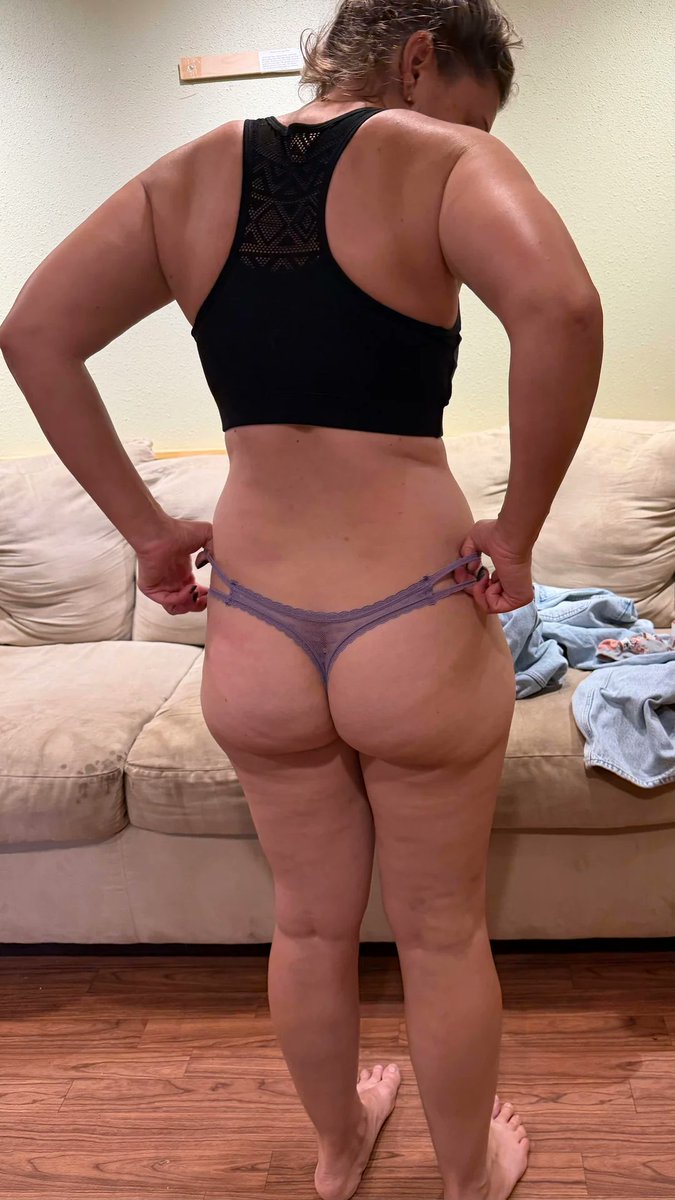 maxslols's tweet photo. cant stop staring at my mom in the living room. what should i do https://t.co/r7ZMnRifmu