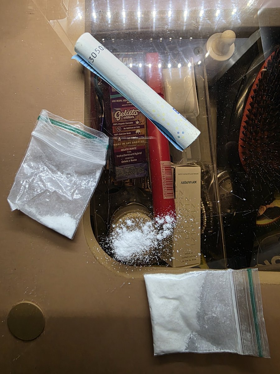goon5ace's tweet photo. Does your old bag get jelly of the new bag or they just happy to have met https://t.co/TwDP81Viov