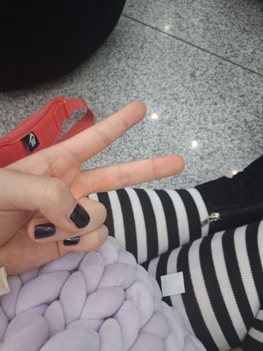 Female825979's tweet photo. 대기줄에서 기다리는 중~ 출근!!!!!!!(?) https://t.co/evFsKLBDu0