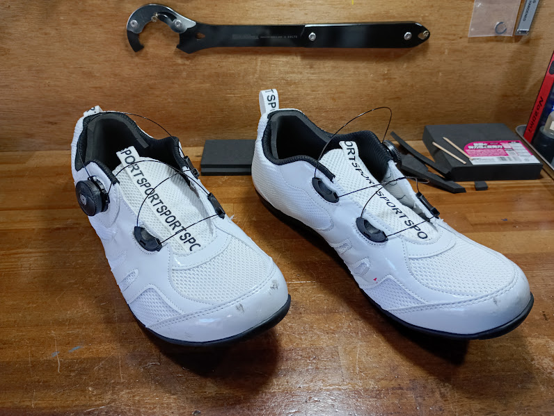 kino99's tweet photo. Netで買ったこのシューズ、思った以上に大きかったのです
トゥクリップに足を入れると靴の先端を基準に位置が決まります
その時、私の足は靴の中で爪先が 1cm程余っており 爪先乗りになります
中敷を一枚入れ 踵に硬質スポンジ 5mm厚を接着しました　靴の中で足が前に寄り、かなり具合良くなりました https://t.co/CC28ValghU