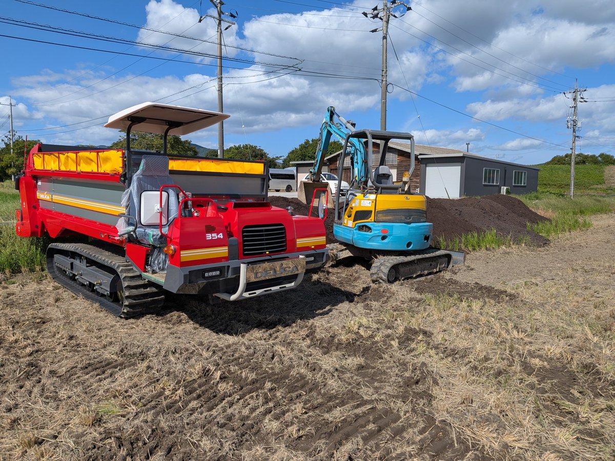 Nojikyou's tweet photo. 新車のマニアで、タマネギ直播ほ場にたい肥散布です。 https://t.co/TrycAkP5ex