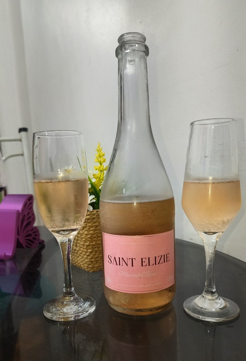 PollyDumont's tweet photo. Sextou 🥂 https://t.co/5dLtAmjq5O
