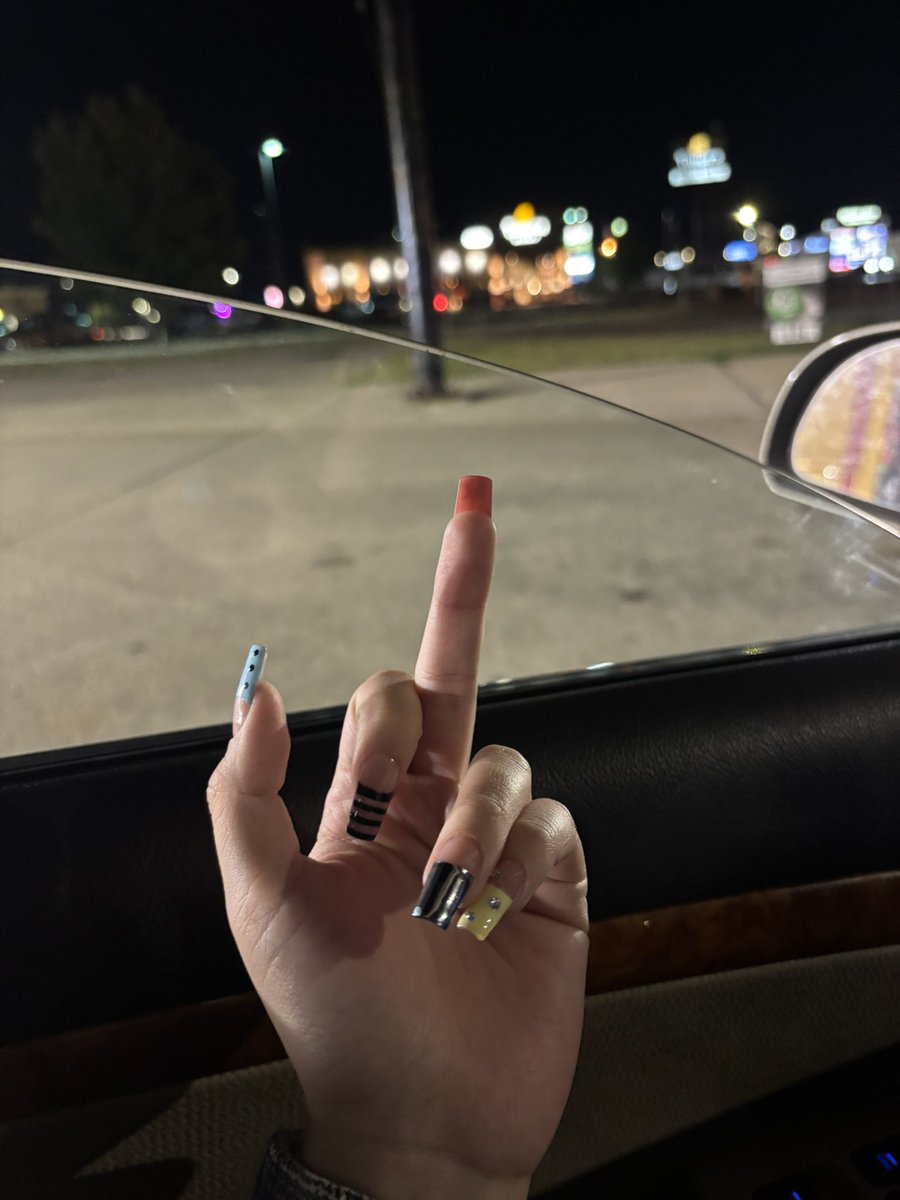 dddonuttttt's tweet photo. My window motor just broke on me haha https://t.co/EaogU7x8LF