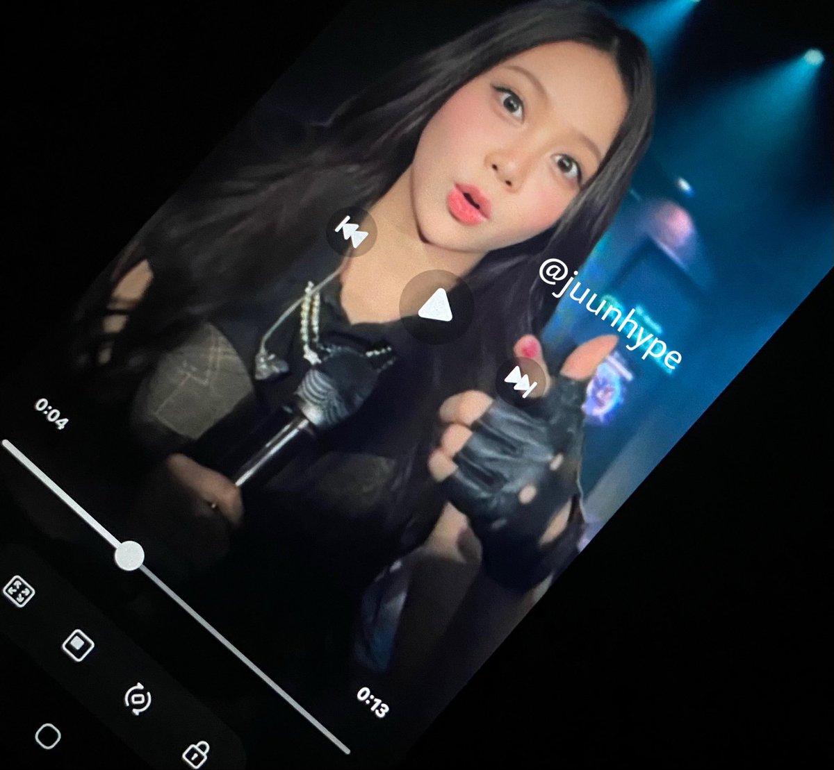 juunhype's tweet photo. "mennnn!"
kaget, nunjuk, nyeletuk "indo?" 😭😭😭

#카르멘 #CARMEN https://t.co/a6nisZNhsM
