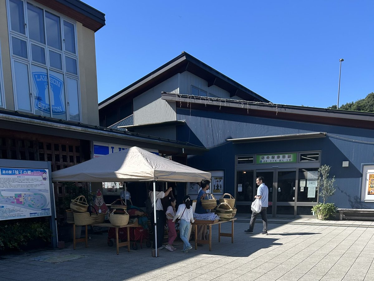 angelo_crepe358's tweet photo. 本日は「 #道の駅 妹子の郷」で出店中🚚✨

今日は出店者2店舗、少し寂しい😭

秋晴れ🍂でお出かけ日和ですが、
今のところのんびりスタートですかね😊

これから人が増えてくれる��とを期待しつつ、
17時頃まで営業予定です🤗

⏰9:00〜17:00頃

#10月
#Angelo
#クレープ
#滋賀県は良い所 https://t.co/5b2tboPh3D