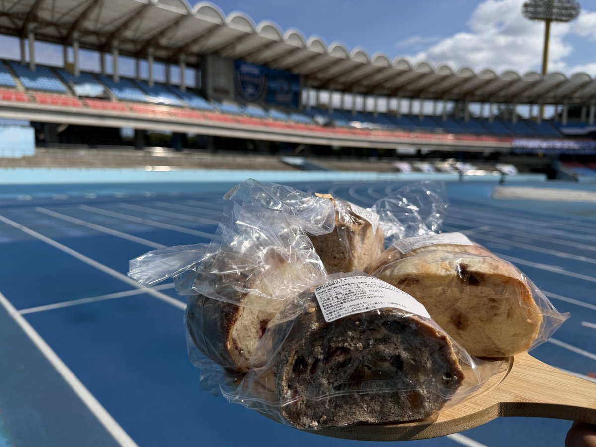frontale_staff's tweet photo. ≪10/3 U-21東京V戦 #トドロキスタア誕生≫

／
”小林悠”さんのパン販売～白馬の酵母パン koubo-nikki～　個数制限に関しまして
＼

1人でも多くのサポーターの皆さんにご購入いただくため、個数制限をかけさせていただきます。

「おひとり様1会計につき2個まで」

ご協力よろしくお願いします!!

販売は13:00～場内メインスタンドフロンストア横となります。

ご来場お待ちしております!!

詳細はこちら👇
https://t.co/YuKbcq27AF

【プロモ】#frontale #小林悠