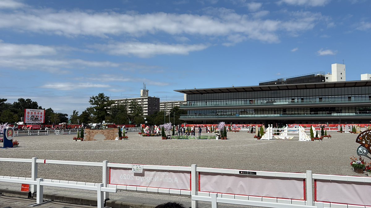 furue_te's tweet photo. アジア大会の馬術見にきたけど、ずっとJPOPメドレー流れてるせいで、子供の運動会に来てる感じでてる。こういうもんなんかな。

もっとこう…クラシックとかせめてインストにしてほしいんだが… https://t.co/stLjzK5MoO