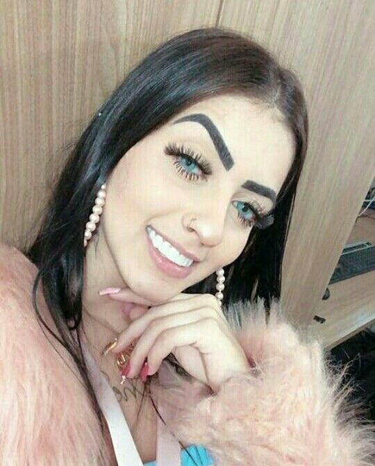 stagepopbr's tweet photo. 🚨 Usuária afirma ter sido colega de escola de MC Mirella e vem a público expor como, segundo ela, a cantora se comportava na época em que estudava:

“Gente, eu estudei com ela na época da escola e sempre foi uma trouxa sem cérebro que simplesmente achou de bom tom se trancar em um armário por dias porque os pais não queriam comprar um iPhone para ela e a otária não queria trabalhar.”