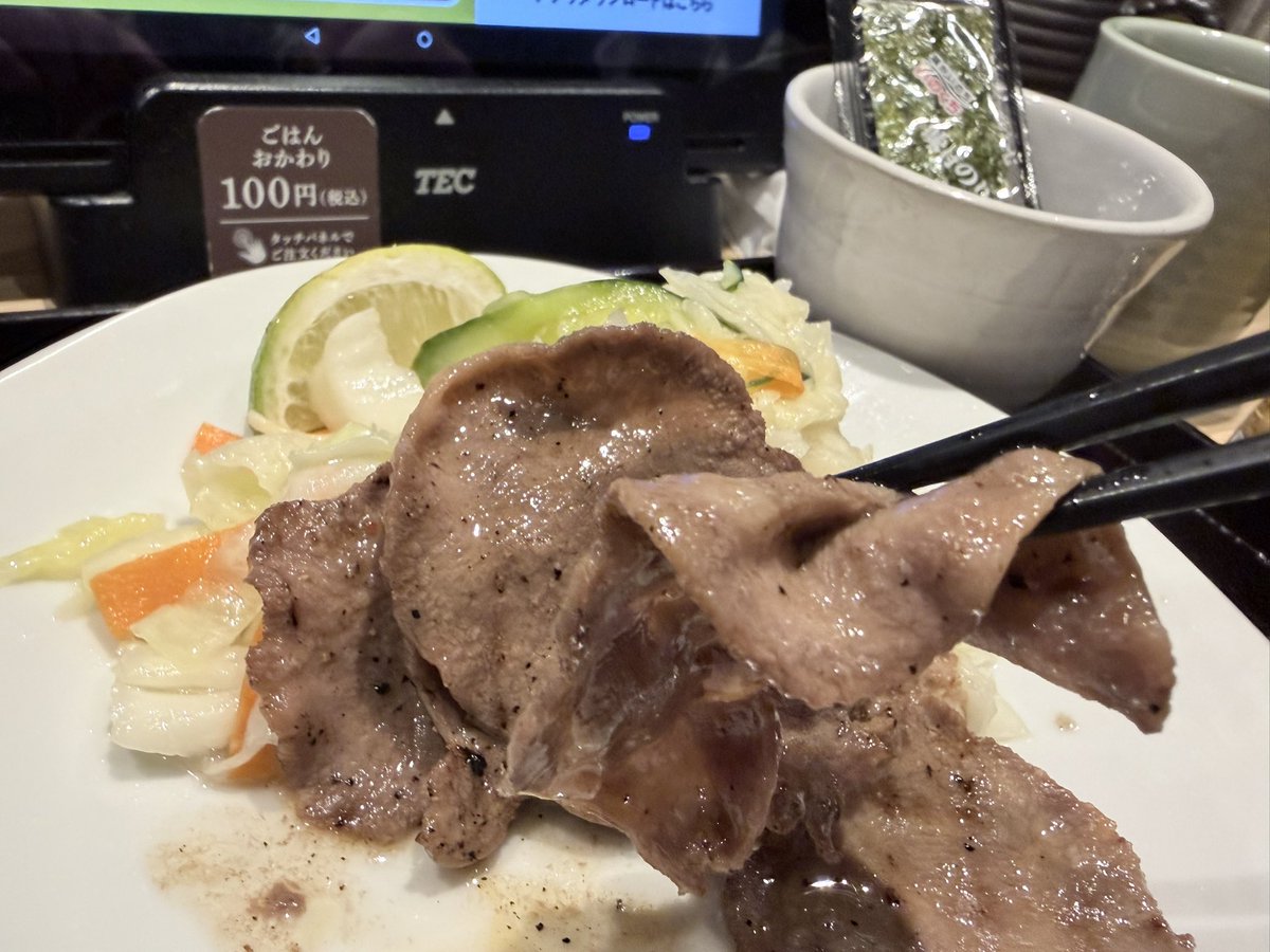 Room303state's tweet photo. 博多で牛タンを食べる仙台人。だって790円だっていうんだもの。 https://t.co/2vKLVy9F7H