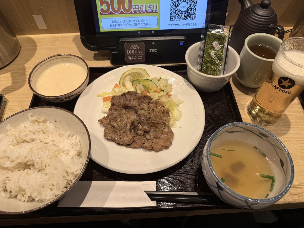 Room303state's tweet photo. 博多で牛タンを食べる仙台人。だって790円だっていうんだもの。 https://t.co/2vKLVy9F7H