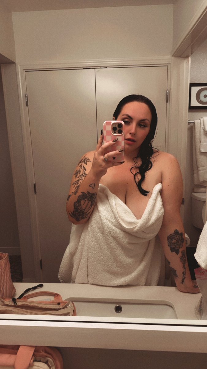 LadyKaid's tweet photo. Getting ready to do some FT calls🥰 https://t.co/laY05tu87w