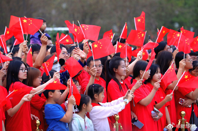PDChinese's tweet photo. 【曬圖！最美不過這抹中國紅】金秋華誕，舉國同慶。全國各地已換上“中國紅”皮膚，大街小巷五星紅旗飄揚，氛圍感拉滿。 https://t.co/iUXWHA8a0d