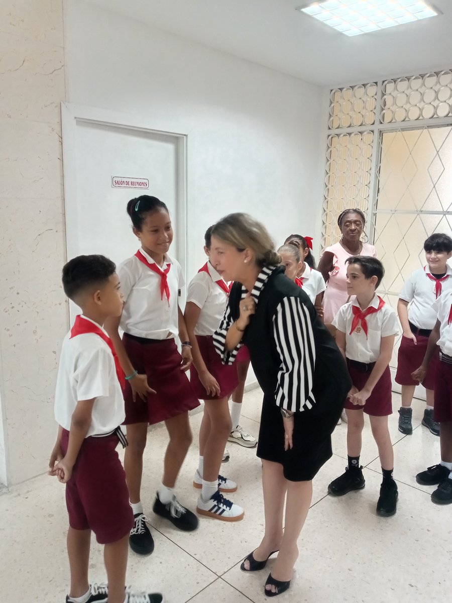 CubaMined's tweet photo. 🇨🇺 ¡Feliz 61 aniversario, Granma! 📰❤️ Dedicado a la niñez y la juventud, la ministra Naima Trujillo celebró en la sede del diario, visitó la casita infantil "Pequeños expedicionarios" y se creó el Círculo de Interés Amigos del Granma. ✨ #CubaMined #Granma61 https://t.co/6KMyVE4Wuw