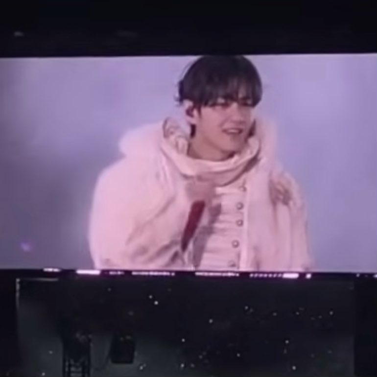 vjungist's tweet photo. taehyung serving antarctica right now whats the weather like in bogota??😭 https://t.co/e7bLT2a5R0