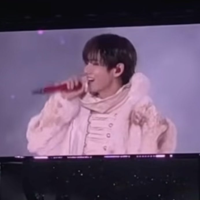 vjungist's tweet photo. taehyung serving antarctica right now whats the weather like in bogota??😭 https://t.co/e7bLT2a5R0