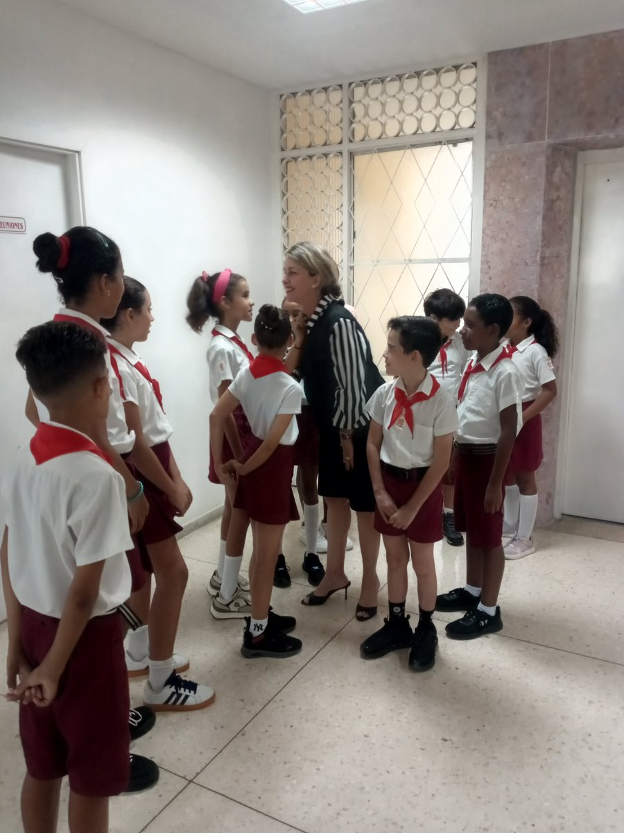 CubaMined's tweet photo. 🇨🇺 ¡Feliz 61 aniversario, Granma! 📰❤️ Dedicado a la niñez y la juventud, la ministra Naima Trujillo celebró en la sede del diario, visitó la casita infantil "Pequeños expedicionarios" y se creó el Círculo de Interés Amigos del Granma. ✨ #CubaMined #Granma61 https://t.co/6KMyVE4Wuw