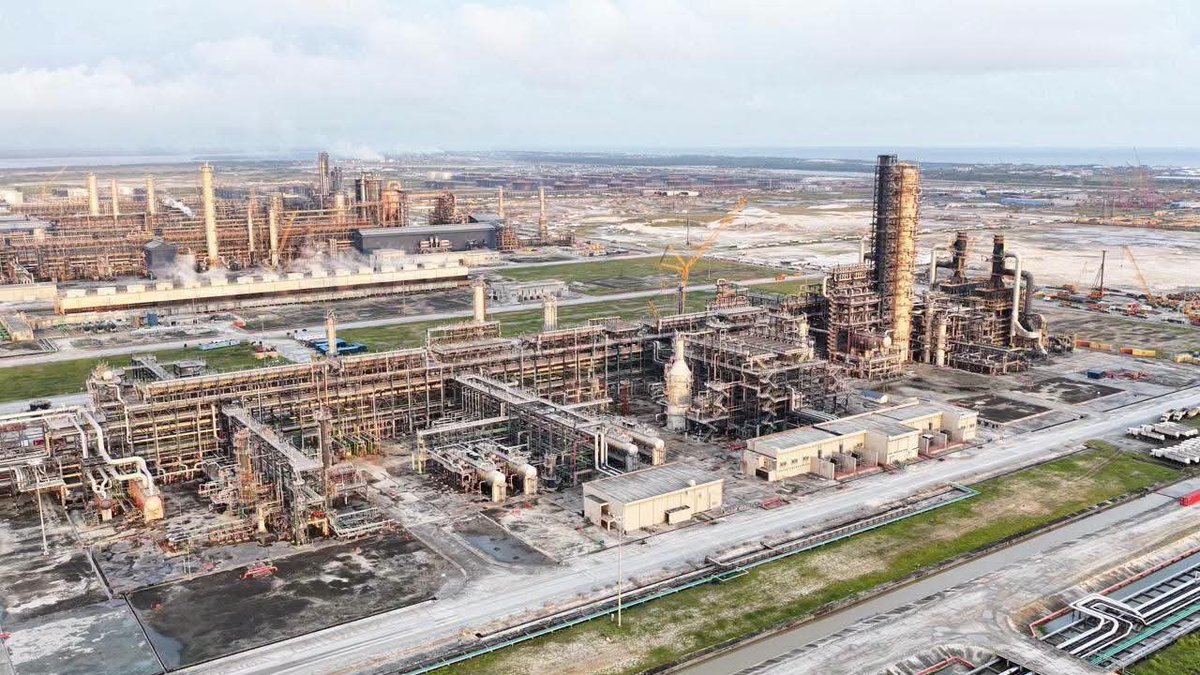 CholMagokKur's tweet photo. SPECIAL APPRECIATION 🎁 

Baba Dangote,
You Taught Us Africa IS THE BUSINESS!!!

You built the world's largest refinery in Nigeria. Now you've brought it to Lamu, Kenya - $16B, 700,000 bpd - and gave East Africa 30% ownership.

More than fuel. IT'S DIGNITY. IT'S SELF-SUFFICIENCY.

Thank you, H.E. @AlikoDangote. Long live Dangote!

© @CholMagokKur - South Sudan 🇸🇸 
#fyp #DangoteInLamu #DangoteRefinery #EastAfrica #FutureOfAfrica