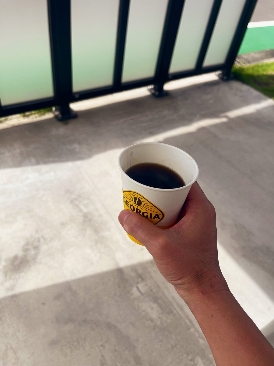 backhorn_am's tweet photo. おはようございます♪

今日は、休日出勤ですが
少しコーヒーブレイク中☕️

外はとても気持ちの良い陽気ですね😊
金木犀の匂いがしています。

秋ですね🍂

皆さんも良き一日になりますように♪

#休日出勤
#コーヒー
#ブレイク
#金木犀
#秋 https://t.co/f4g3L3iMZE