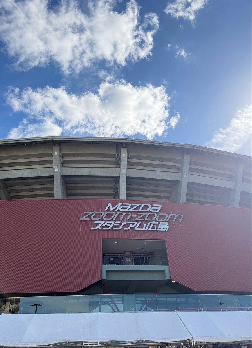 Tigers_0228's tweet photo. マツダスタジアムへ到着！
飛行機の中はちらほら🐯ファンが居て遠征応援勢シンパシー(๑•̀ •́)و✧

球場ではテレビの取材でインタビュー受けてる方が😳
マジック1の試合はどんな雰囲気になるのか楽しみです！

#阪神タイガース https://t.co/f13PIndPEU