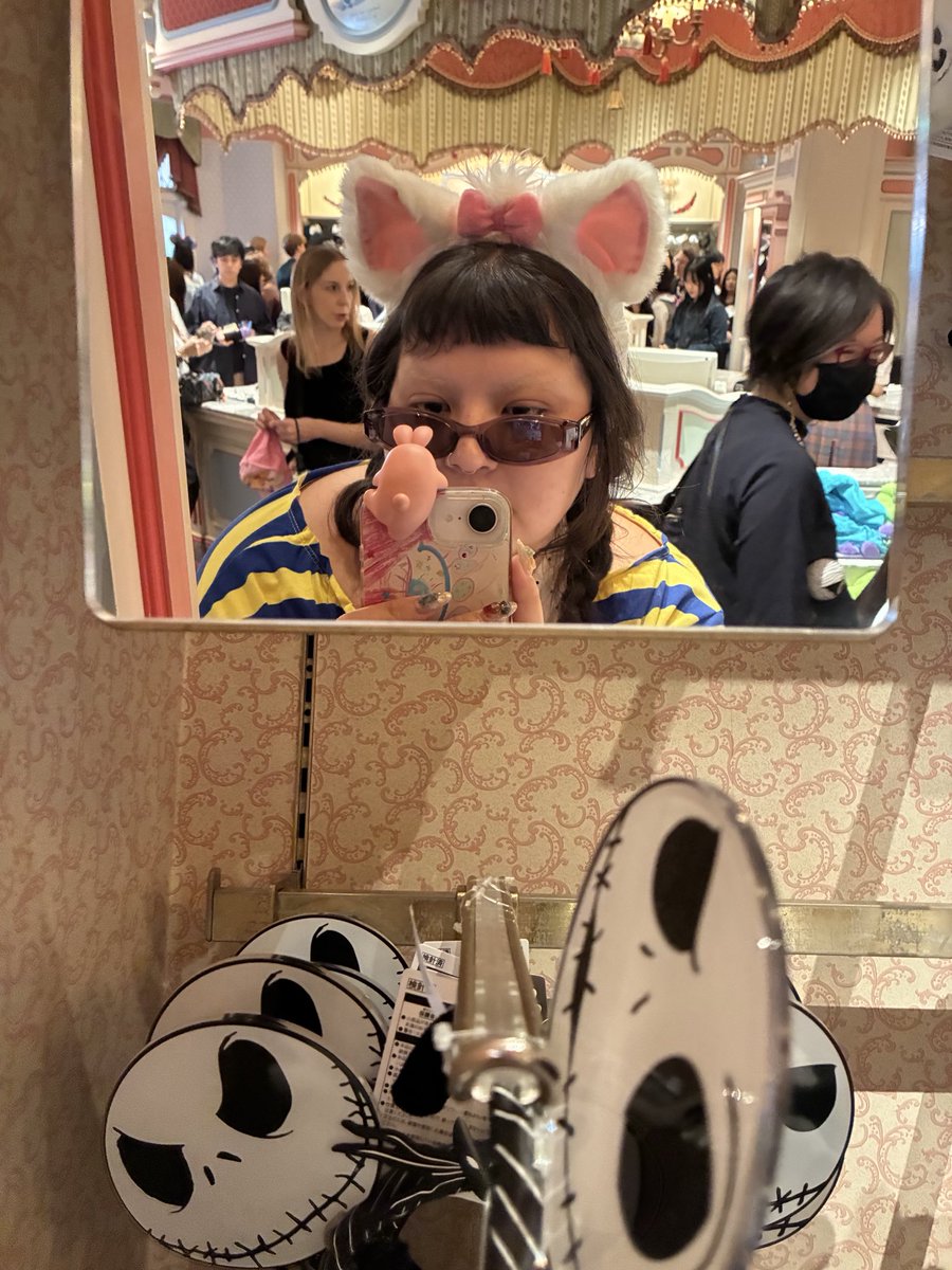 bambilottie's tweet photo. disney on ari day♥️ https://t.co/ElaA2diqIe