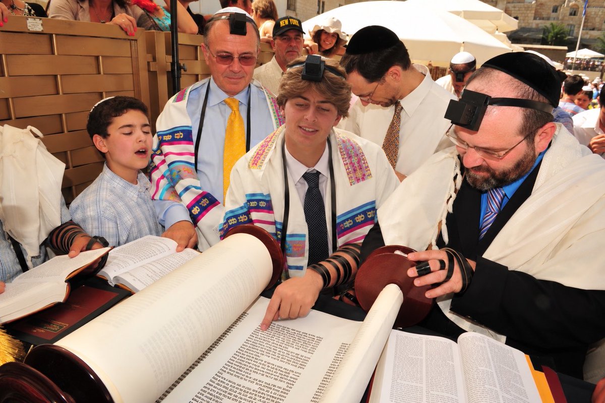 lordrothchildd's tweet photo. Everyone talks about #newpfp. But I would like to shed some light on my banner. Let me set the scene 2001 September 10th Jewish national convention. My brother is leading the head ritual #٢٠٣٠_بلا_نقاب #اکتوبر4_آغاز_مزاحمت https://t.co/A3BYKzm7fE