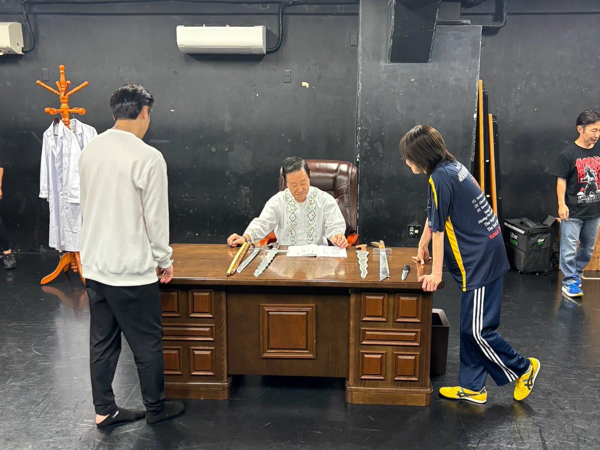 harutakumi2018's tweet photo. ｢狂人遊戯2026｣は、日を増す事に進化して、前回から変わった台本の元、もはや『シン･狂人遊戯』として生まれ変わりました。役者が変われば作品も変わりますが、今回はそれに合わせて台本も羽原が書き換えしてくれて、更に皆、バージョンアップ。
つかさんの熱海殺人事件を超えたいと始まった昨年でしたが、つかレジェンドと呼ばれた者たちと新しい時代の作品になってきたような気がします。
更に今回は、昔つかさんがやっていた生予告編も上演。｢恩讐の彼方｣をご覧頂いた方も、ご覧頂けなかった方も、あのアクション、コメディが蘇ります。
一度で二度おいしい『狂人遊戯2026』観て頂きたい作品となりました。春田

🔴 狂人遊戯 🔴

【 東京公演 】
2026年10月
14日（水）19時
15日（木）19時
16日（金）14時
17日（土）13時  ／ 18時
18日(日)  14時

中野ポケットスクエア『ザ･ポケット』
東京都中野区中野3-22-8

🟥東京公演のチケットはこちら
↓↓↓ ↓↓↓
『2026狂人遊戯【東京公演】』
https://t.co/FTUpZIpTZh

【 神戸公演 】
22日（木）19時
23日（金）14時
24日（土）13時 ／ 18時
25日（日）14時

神戸三宮シアター･エートー
神戸市中央区琴ノ緒町5丁目6-9

🟥神戸公演のチケットはこちらから
↓↓↓ ↓↓↓
『2026狂人遊戯【神戸公演】』
https://t.co/3bH0gG6gZv

脚本／＃羽原大介

演出／＃菱田信也

出演／＃中尾隆聖
            ＃春田純一
            ＃大下順子
            ＃武田義晴
            ＃渋谷天笑
            ＃山本亨
            ＃とめ貴志

ゲスト出演／＃なべおさみ ＃なべやかん
※10月17日(土)18時･24日(土)18時のみ

監修／＃錦織一清

◆あらすじ
狂人遊戯〜都立鮫ヶ橋大学病院99番教室〜
都立鮫河橋大学病院精神科の一室で繰り広げられる被疑者の精神鑑定。
通り魔殺人の被疑者は「無罪」か？それとも「死刑」か？
事件の動機が明らかになる時、真実の歯車が大きく動き出す。

⬛︎※お問い合わせは※
      ⤵︎⤵︎⤵︎⤵︎⤵︎⤵︎⤵︎
harutakumi.stage2018@gmail.com