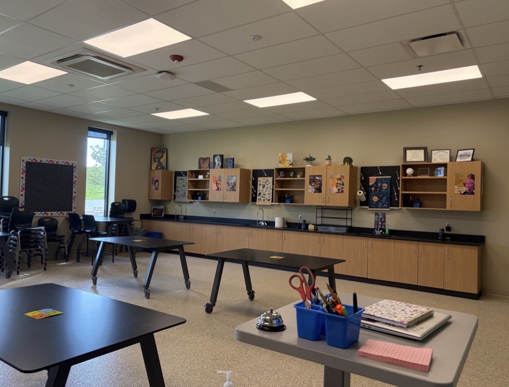 MsSinKC's tweet photo. @mindfulmouse44 @KarenLuvs2Read My 6th grade 🔭🧪scientists🔬🧬 will soon begin learning about body systems, which means we have several labs coming up! Some of these need random things like crackers, pantyhose, and coffee filters! Can you help #clearthelist? 

https://t.co/9zsAKHYaFV https://t.co/hi1cEbtmPN