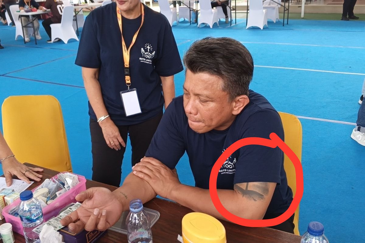 MiskinTV_'s tweet photo. Dari foto Ferdi Sambo pas tes kesehatan ini, jadi tau kalo doi punya tato. Emang polisi boleh punya tato? Atau tatonya dia buat pas di tahanan? https://t.co/wqanLD9hOQ