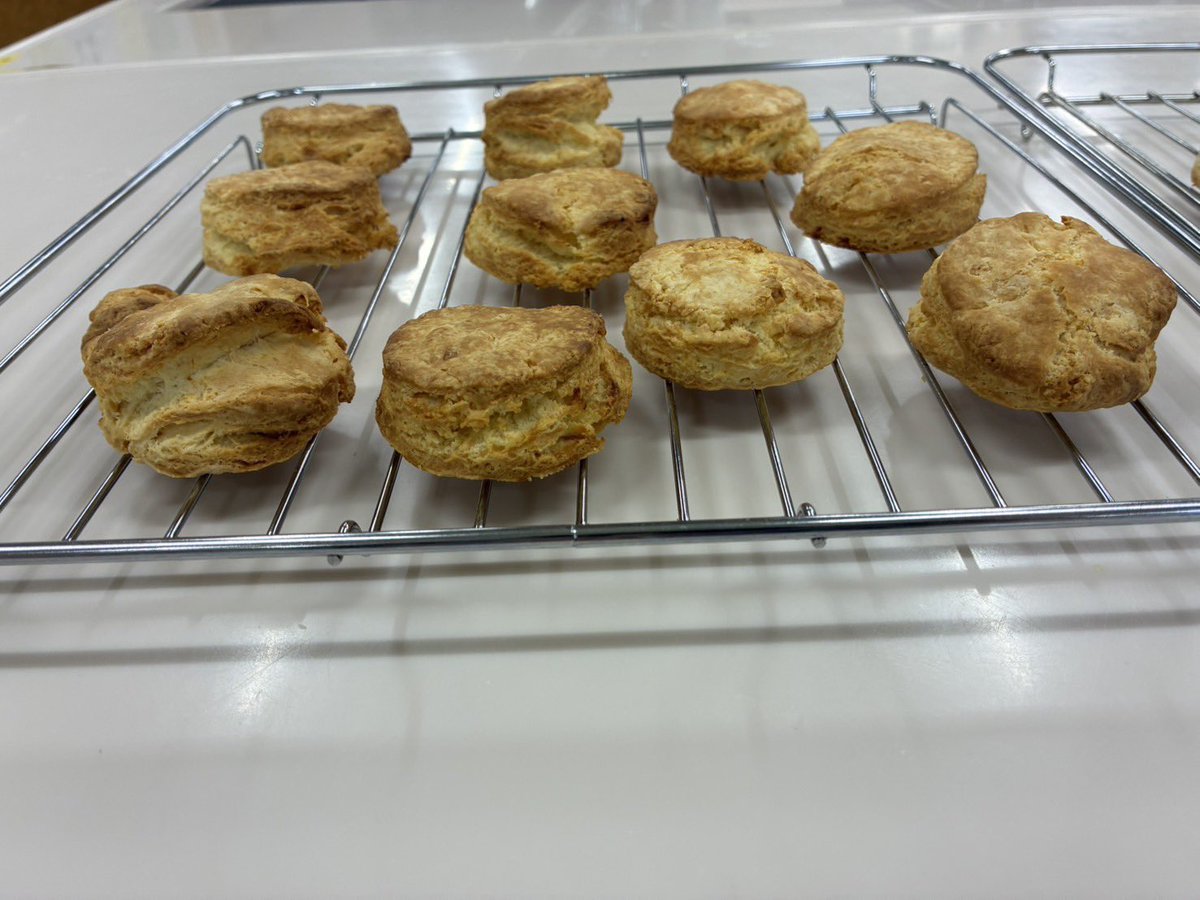smile_join's tweet photo. 昨日[楽しく美味しくスコーンとマフィンを作ろう！]を開催しました。
色々なアクシデントもありながら、縁じょいんとらしく笑顔溢れるワークショップになりました😊
オリジナリティたくさんのマフィン。食べきれないほどのお土産を持ち、講師の方も皆さんも楽しまれて終了✨ありがとうございました🍀 https://t.co/jXWiZVL5uh