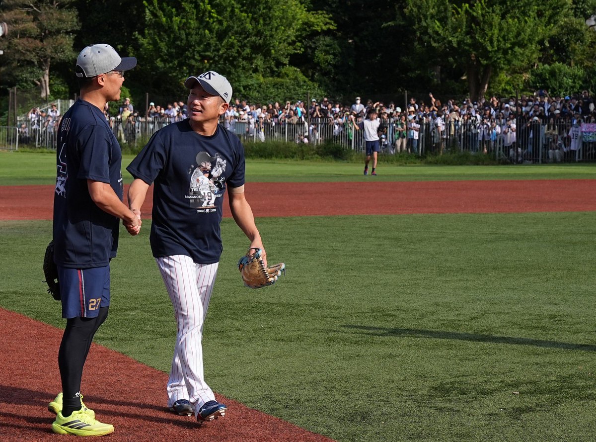 swallowspr's tweet photo. ◥◣石川雅規投手 引退試合◢◤

本日は #中村悠平 選手も引退試合に駆けつけました！
練習では、 #石川雅規 投手と記念にキャッチボール⚾️

#swallows #燕心全開 https://t.co/mJLcuIVpll