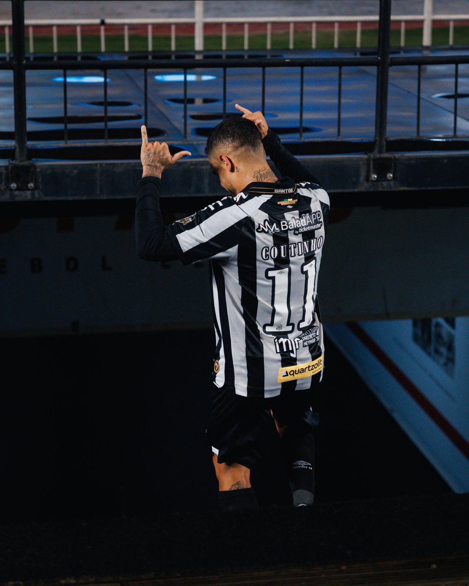 SantosFC's tweet photo. A ESTREIA DO CRAQUE PHILIPPE COUTINHO! 🎩

Uma noite para ficar guardada na memória do Mágico. Vitória no clássico, com participação decisiva na jogada que decretou a virada, e o sorriso no rosto após estrear pelo Peixão. O #MantoSagrado caiu bem demais, Coutinho! https://t.co/97DrpbAbhq