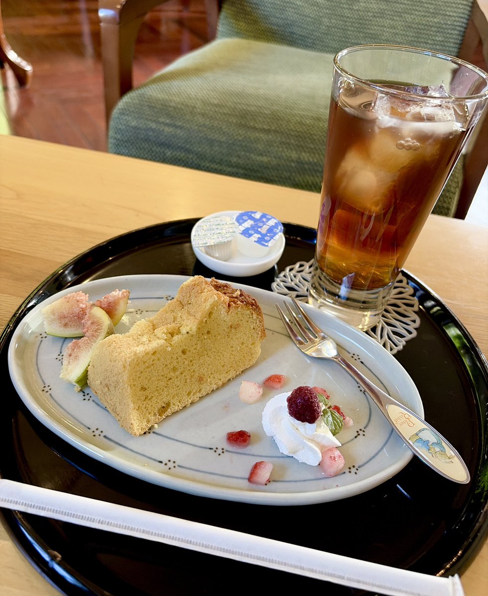 nanyo_seto's tweet photo. 展示会の打ち合わせ後にしおぐらさんへ。レトロな雰囲気が好きなお店☺️
打ち合わせでは絵について勉強した方がいいところをアドバイスをいただきました。本当にありがたいです🙏
まだまだ伸び代があると信じて精進するのみ💪余り時間ないけど新作がんばろう！ https://t.co/WTKolbsdCD