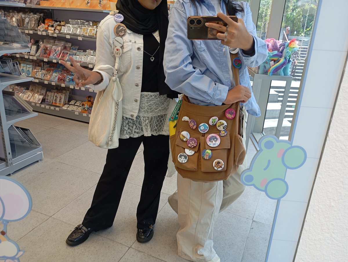 faayelia's tweet photo. halo Semarang!! kalau ada yang liat dua manusia dengan perawakan seperti ini di kota lama, toel aja ya! we'll give you free flowers #BloomWithKrow https://t.co/vB4beY9oV9