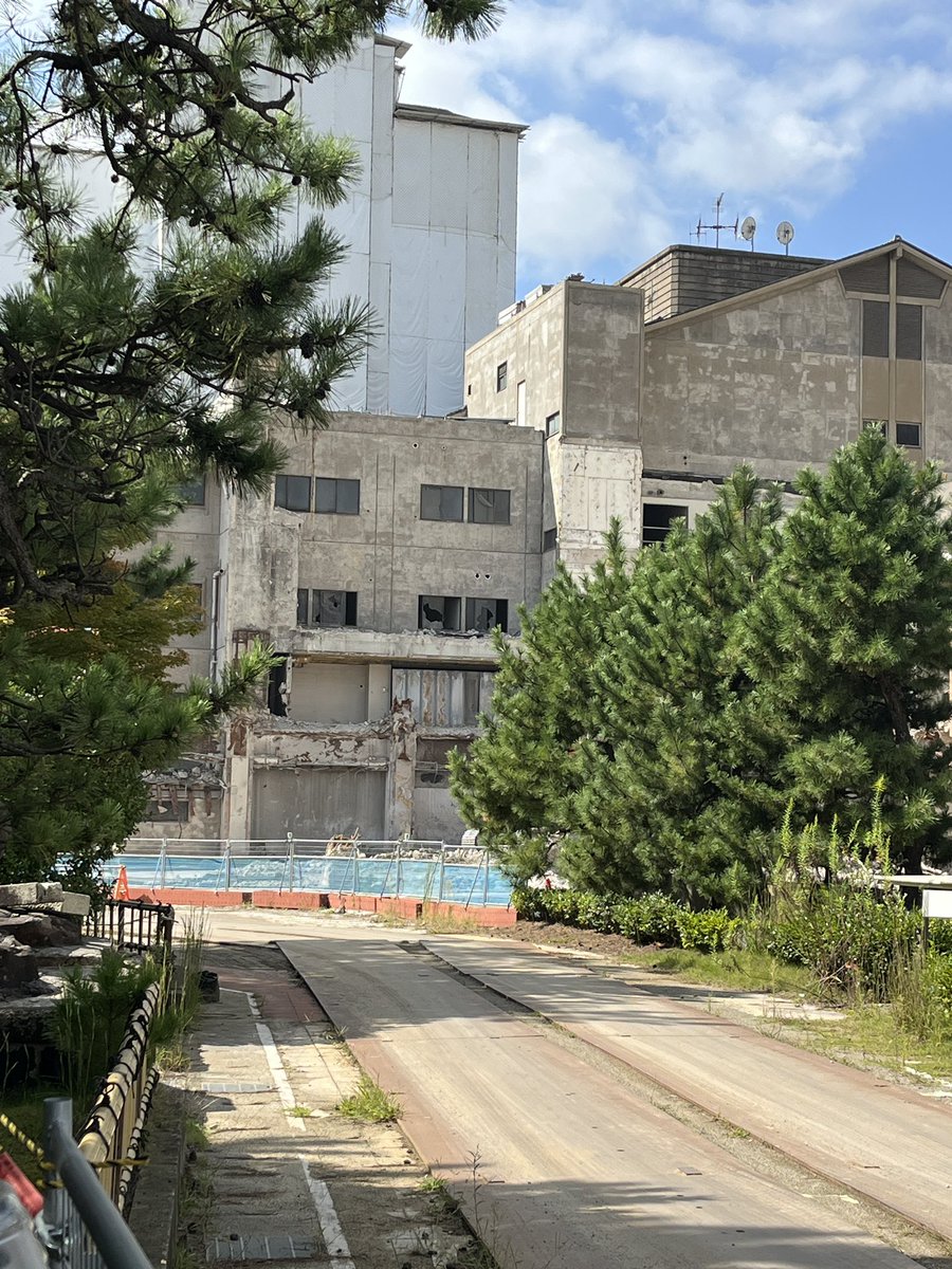 hidee1's tweet photo. 加賀屋の解体が着々と進んでる…。
昔、母の会社の忘年会でついていったり、自分も仕事関係で行ったりしてたので寂しい。。 https://t.co/z64eaiwWIy