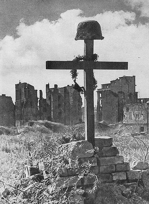 historia_org_pl's tweet photo. 🇵🇱 Powstanie Warszawskie. Po sierpniowej egzaltacji przychodzi niewygodny październik

1 sierpnia łatwo mówić o odwadze, wolności i poświęceniu. 2 października trzeba zapytać, co osiągnięto i jaką cenę zapłacili mieszkańcy Warszawy. Dlatego rocznica kapitulacji znacznie gorzej pasuje do opowieści, w której dominuje patriotyczne uniesienie.

Wczorajsze obchody się odbyły. Pytanie jednak, ile uwagi poświęcamy zakończeniu walk, gdy opadną już sierpniowe emocje. Po 63 dniach przyszła klęska. Około 130-150 tysięcy cywilów straciło życie. Niemcy wypędzali ocalałych, rabowali i niszczyli miasto.

Odwaga powstańców nie zmienia wyniku bitwy. Klęska nie odbiera im odwagi. Można oddawać hołd walczącym i krytycznie oceniać decyzje dowódców. Odpowiedzialność Niemców za zbrodnie nie unieważnia pytań o polskie kalkulacje.

Jeżeli pamiętamy przede wszystkim chwilę chwycenia za broń, a znacznie mniej interesuje media i polityków los tych ludzi dwa miesiące później, to czemu właściwie służy sierpniowe wzruszenie?