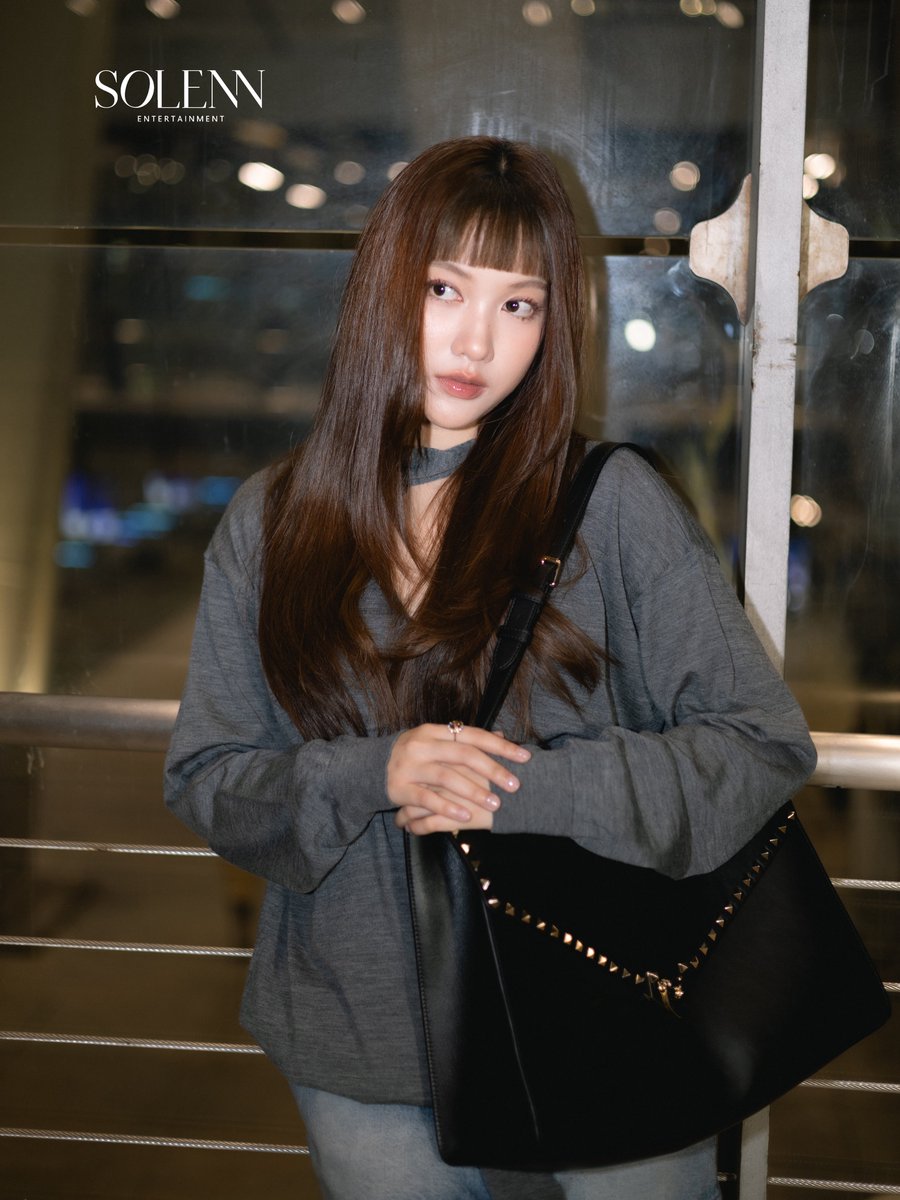 Solenn_Ent's tweet photo. One more before Paris 🌃𓍙.ೃ࿔*:･

SAROCHA X VALENTINO PFW SS27

#ValentinoSS27xFreen
#ValentinoAntibiblioteca
#ValentinoGaravani
#srchafreen
#PFW

@valentinoTH @maisonvalentino https://t.co/FvXGDxYkEv