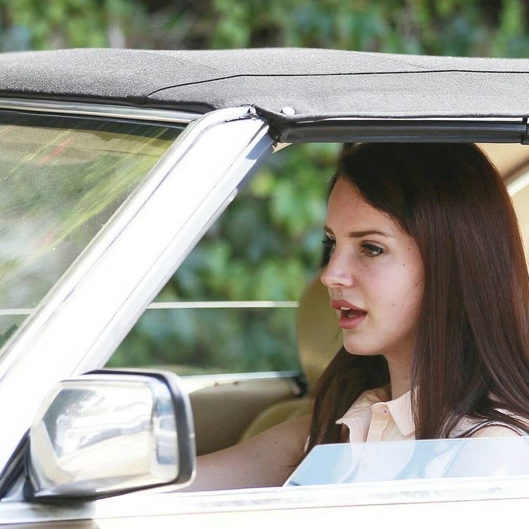 ifuliedownhere's tweet photo. Lana Del Rey and her vintage gold Mercedes 380SL https://t.co/GvNzBBv7u8